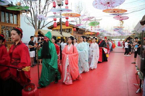 鄂北古城焕新韵 襄阳樊西古风市集，织就服装批发新篇章